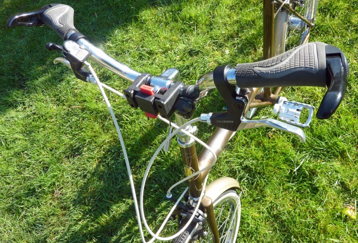A view of the handlebar cluster with the bag removed, showing the front of the Klickfix mount.